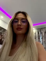 mollyxxx webcam model stream image