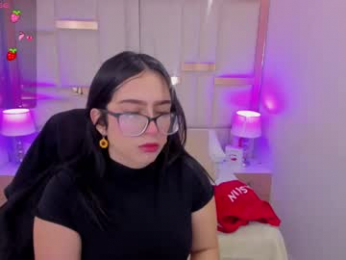 chloe_walk_ webcam model stream image