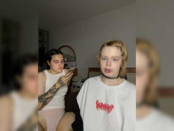 AliceAndMia webcam model stream image