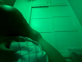 GirThyDock webcam model stream image