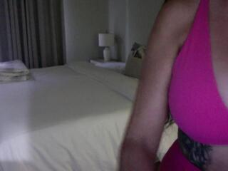 Honey Luau webcam model stream image