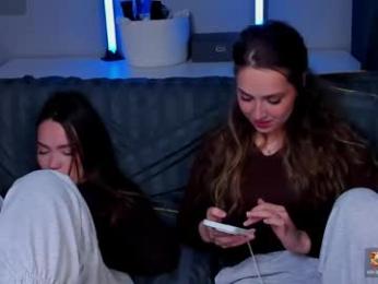 top_twins webcam model stream image