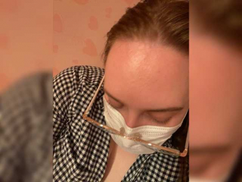 Donut-red webcam model stream image