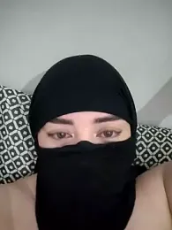 _Douna_-_ webcam model stream image