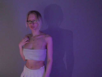 Chloe1love webcam model stream image