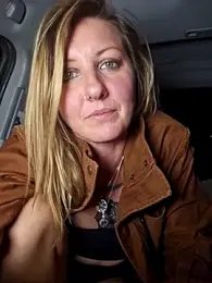 SheIsSomething webcam model stream image