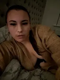 IzzyGreen webcam model stream image