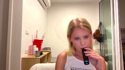 LeliaHier webcam model stream image