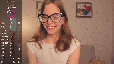 LynneCrust webcam model stream image