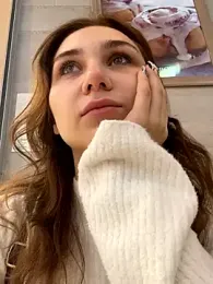 QuitieLia webcam model stream image