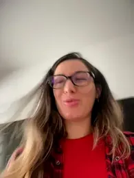 HotXMom webcam model stream image