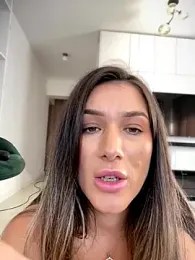 HotXMom webcam model stream image