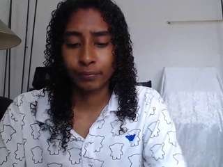 yohatinelly webcam model stream image