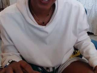 yohatinelly webcam model stream image