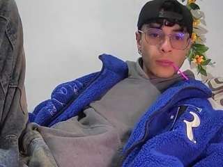 22militoverus22 webcam model stream image