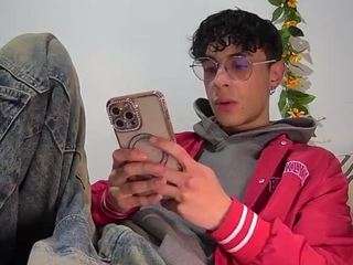 22militoverus22 webcam model stream image