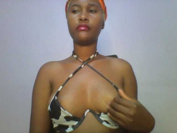 Sweet-boo webcam bongacams model stream image