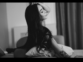 LaraMac webcam model stream image