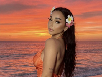 LaraMac webcam model stream image