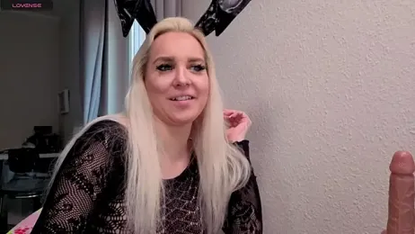 MIA-XXX webcam stripchat model stream image