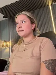 MiaPetit_ webcam model stream image