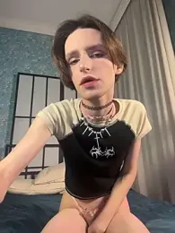 madi_snow webcam model stream image