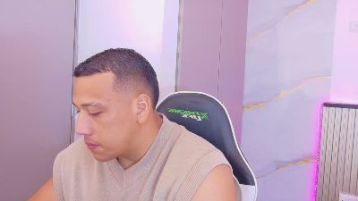 MaxTurner_ webcam model stream image