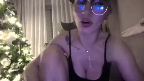 QuenMonicaUK webcam model stream image