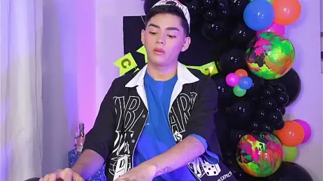 Maxi_little webcam stripchat model stream image