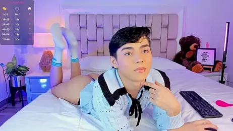 Maxi_little webcam stripchat model stream image