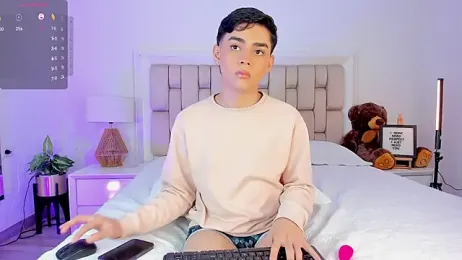 Maxi_little webcam stripchat model stream image