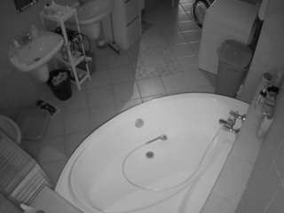 voyeurcam-julmodels-bath-1st-1 webcam model stream image