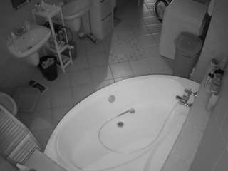voyeurcam-julmodels-bath-1st-1 webcam model stream image