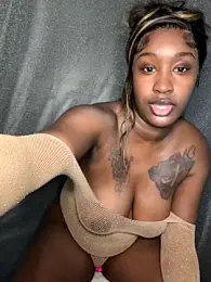 ToyaThick webcam stripchat model stream image