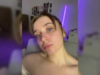 peDoVo4ka228_ webcam model stream image