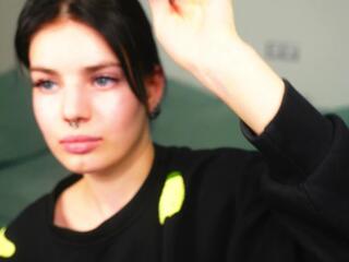 Holli Browen webcam model stream image