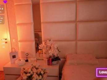 LilyColins webcam model stream image