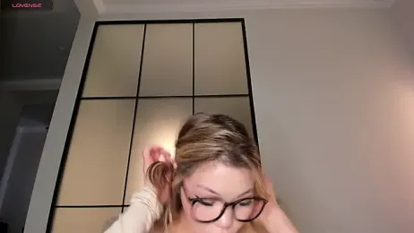 Lunaonekiss webcam model stream image