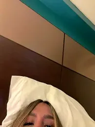 missvalen webcam model stream image