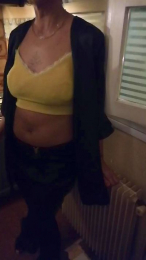 glam_our webcam model stream image