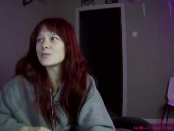 stillHer webcam model stream image