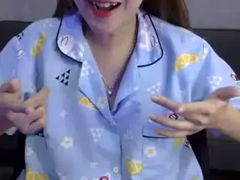 Bee_2k webcam stripchat model stream image