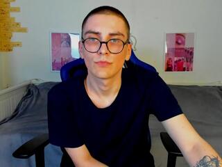 Leo Howard webcam model stream image