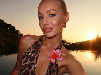 Maiu webcam livejasmin model stream image