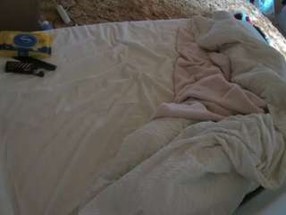 voyeurcam-julmodels-whitebed-1 webcam model stream image