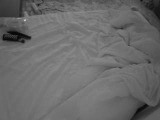 voyeurcam-julmodels-whitebed-1 webcam model stream image
