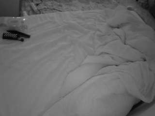 voyeurcam-julmodels-whitebed-1 webcam model stream image