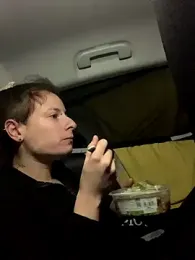 GoldenPussy1329 webcam model stream image