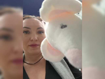 DIVORA webcam model stream image