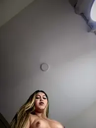 lunablossom_ webcam model stream image